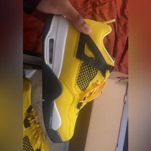 AIR RETRO LIGHTNING JORDAN 4s ( size 8 )